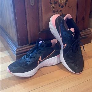 Women's Running Shoe
Nike Renew Run